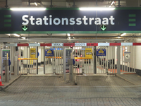 906695 Gezicht op de in- en uitgang van de Parkeergarage Stationsstraat te Utrecht, onder het winkel- en ...